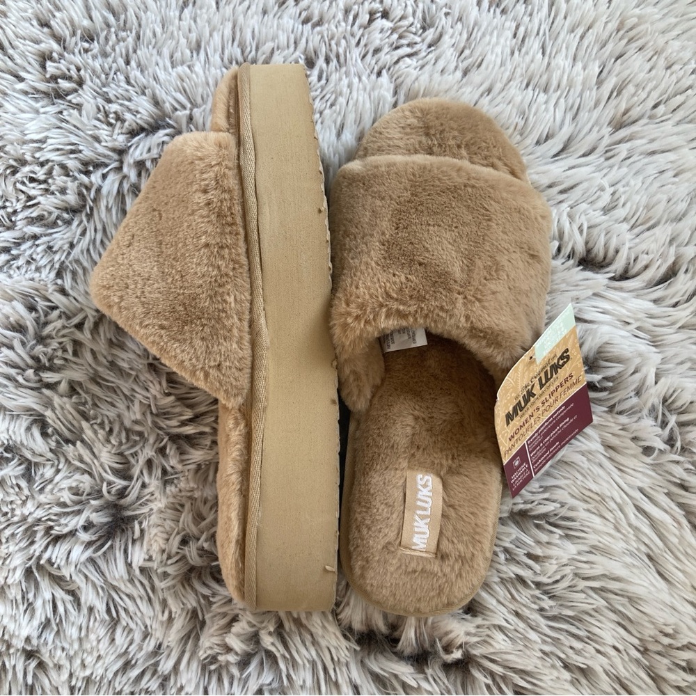 Size 7-8 Muk Luks Kirstey Slippers